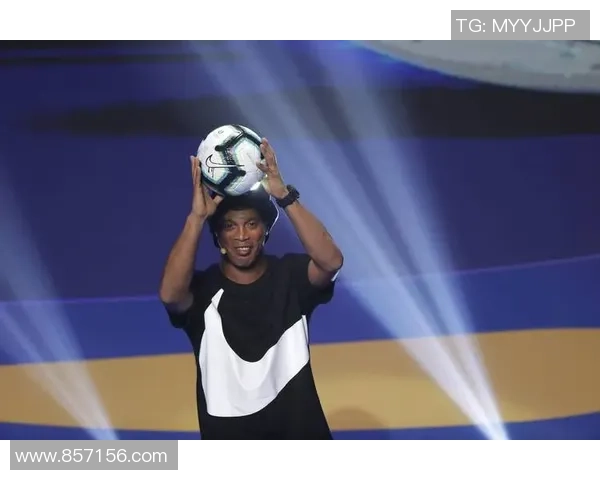 国外足球明星街头挑战真实球技引发热议粉丝反应精彩纷呈